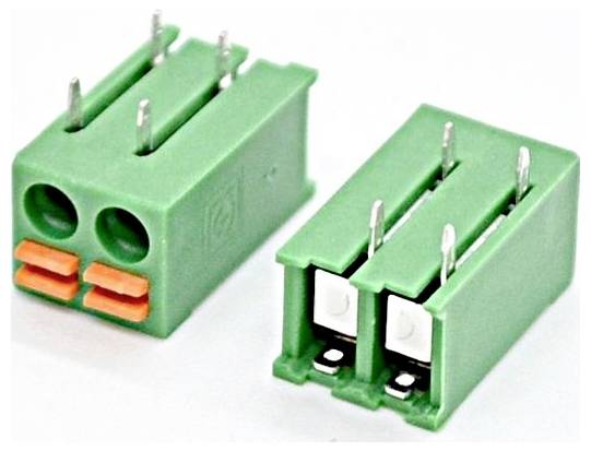 Zwei grüne zweipolige Steckklemmenblöcke mit Metallstiften auf weißem Hintergrund.
