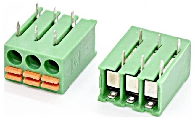 Zwei grüne 3-polige elektrische Anschlussklemmen mit Metallstiften, gezeigt von vorne und von oben auf weißem Hintergrund.