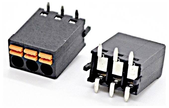 Zwei schwarze Steckverbinder mit drei orangefarbenen Anschlüssen auf einem und drei weißen Stiften auf dem anderen, gezeigt auf weißem Hintergrund.