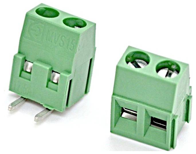 Zwei grüne Schraubklemmen-Steckverbinder mit zwei Anschlüssen, die auf weißem Hintergrund gezeigt werden, einer mit freigelegten Metallstiften und einer mit Drahteinführungsöffnungen.