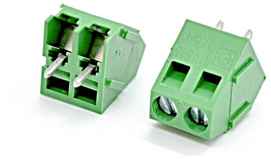 Zwei grüne 2-polige Schraubklemmleisten auf weißem Hintergrund dargestellt, eine abgewinkelt, um die Drahtöffnungen zu zeigen, und die andere zeigt vordere Schraubklemmen.