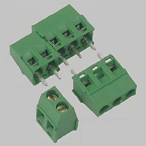 Drei grüne Schraubklemmen-Steckblöcke, von verschiedenen Winkeln dargestellt, mit Metallstiften und Drahteinführungsöffnungen.