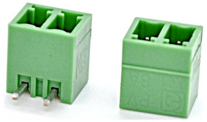 Grüner zweipoliger Schraubklemmenblock-Stecker, dargestellt aus zwei Winkeln, mit sichtbaren Metallstiften auf einer Seite.