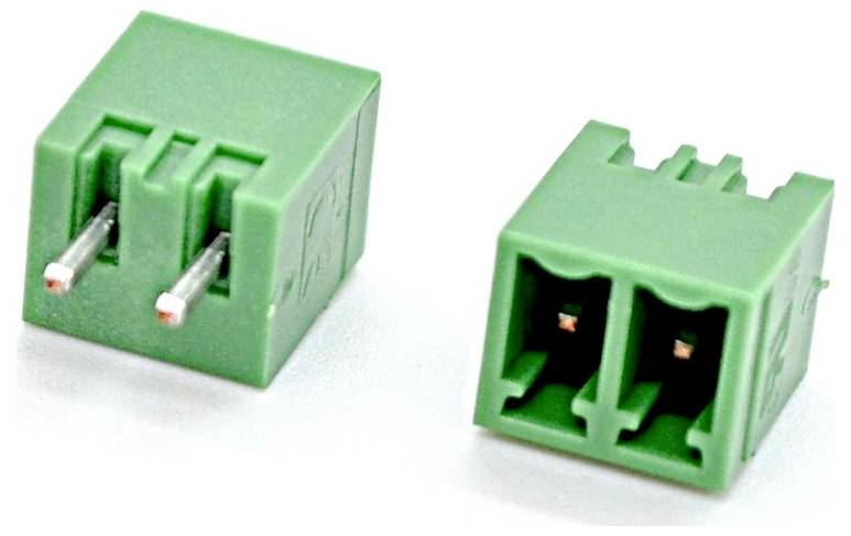 Zwei grüne 2-polige elektrische Steckverbinder auf weißem Hintergrund, einer mit freigelegten Metallstiften und einer mit Buchsenöffnungen.