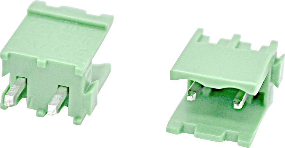 Zwei grüne Kunststoff-Elektrostecker aus verschiedenen Blickwinkeln auf weißem Hintergrund gezeigt, mit sichtbaren Metallkontaktstiften.