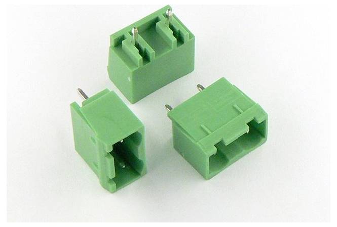 Drei grüne 2-polige Schraubklemmblöcke auf weißem Hintergrund dargestellt, mit sichtbaren Metallstiften.