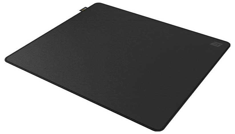 Schwarzes rechteckiges Mousepad mit abgerundeten Ecken auf weißem Hintergrund.