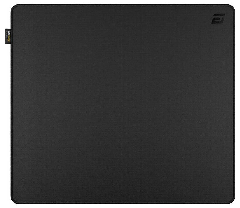 Schwarzes rechteckiges Mousepad oder Schreibtischunterlage mit einem kleinen Logo in der oberen rechten Ecke und einem Gewebestickchen am linken Rand.