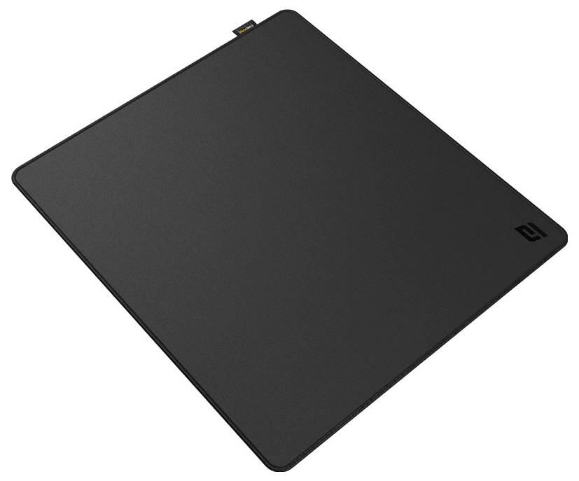 Schwarzes quadratisches Computer-Mousepad, diagonal auf weißem Hintergrund angezeigt, mit einem kleinen Logo in einer Ecke.