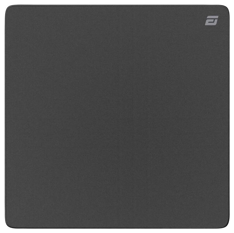 Dunkelgraues quadratisches Mousepad mit abgerundeten Ecken und einem kleinen Logo in der oberen rechten Ecke.