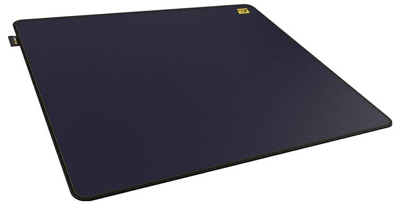 Großes schwarzes rechteckiges Mousepad mit gelbem Rand und kleinem Logo in der oberen Ecke, auf weißem Hintergrund dargestellt.
