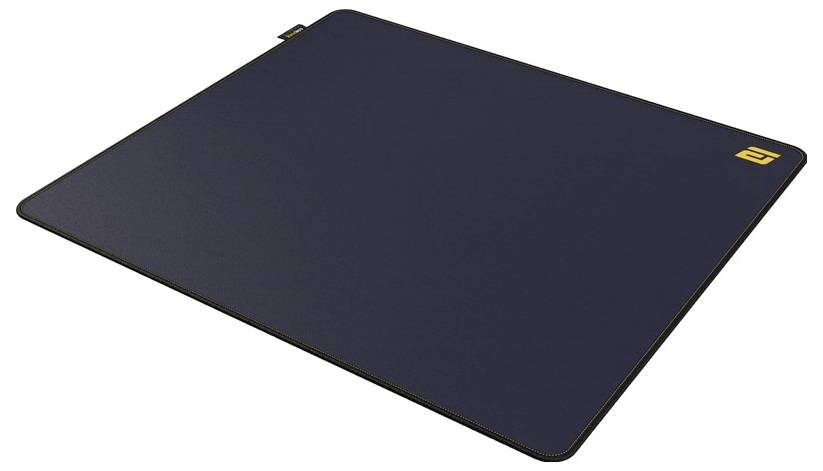 Schwarzes rechteckiges Gaming-Mousepad mit gelbem Rand und kleinem gelbem Logo in der Ecke, auf weißem Hintergrund dargestellt.