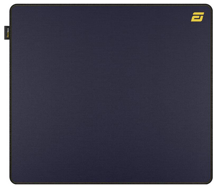 Quadratisches dunkles Mousepad mit gelbem Rand und kleinem gelbem Logo in der oberen rechten Ecke, auf weißem Hintergrund abgebildet.