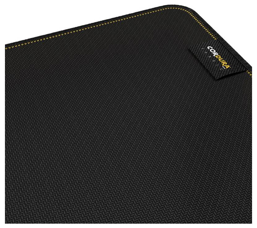 Schwarzes Mousepad mit Kohlefaser-Textur, gelben gesteppten Kanten und einem kleinen 