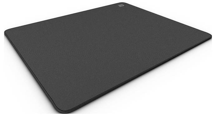 Schwarze rechteckige Laptop-Schutzhülle oder Matte mit abgerundeten Ecken, in perspektivischer Ansicht auf weißem Hintergrund dargestellt.
