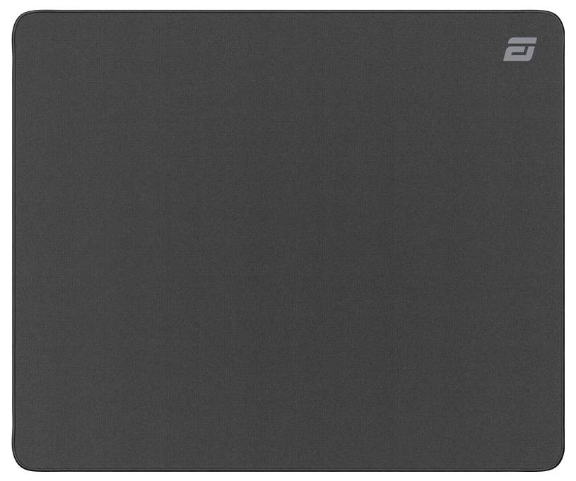 Schwarzes rechteckiges Mousepad auf weißem Hintergrund, in Perspektive dargestellt.