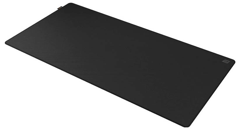 Großes schwarzes rechteckiges Schreibtischunterlagen- oder Mousepad in Schrägansicht auf weißem Hintergrund.