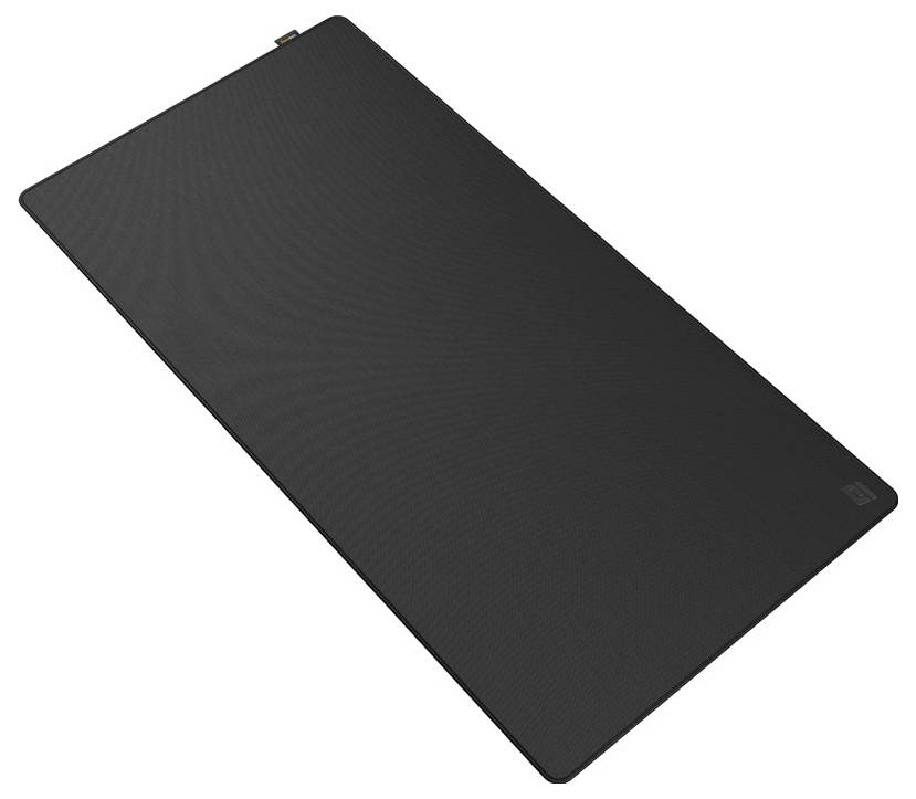 Schwarzes rechteckiges Mousepad auf weißem Hintergrund, in schräger Ansicht dargestellt.