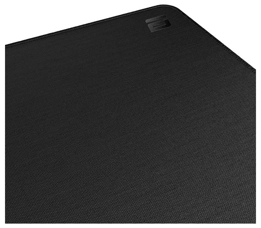 Schwarzes strukturiertes Mousepad mit einem kleinen Logo in der oberen rechten Ecke auf weißem Hintergrund