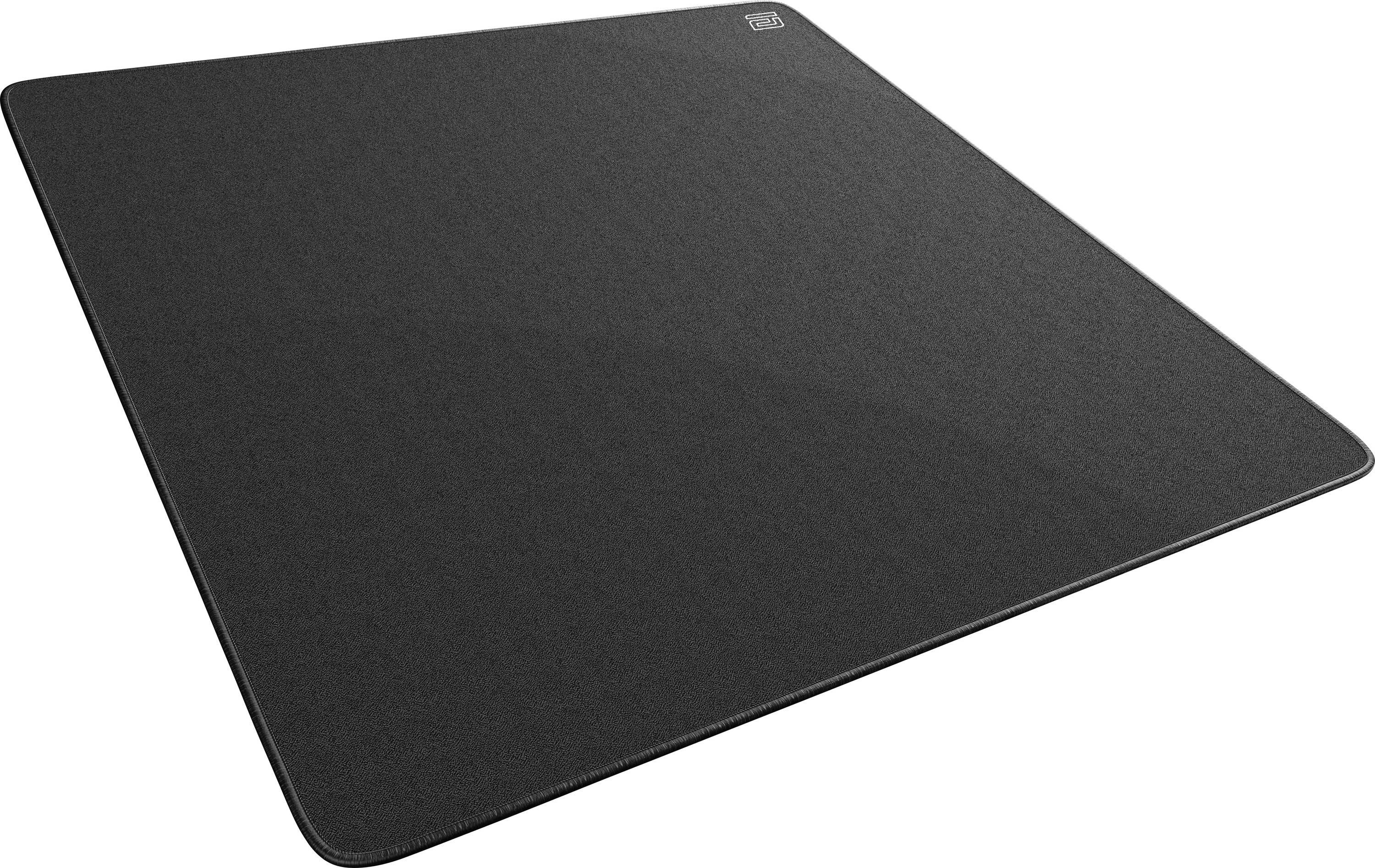 Schwarzes rechteckiges Mousepad auf weißem Hintergrund, in perspektivischer Ansicht dargestellt.