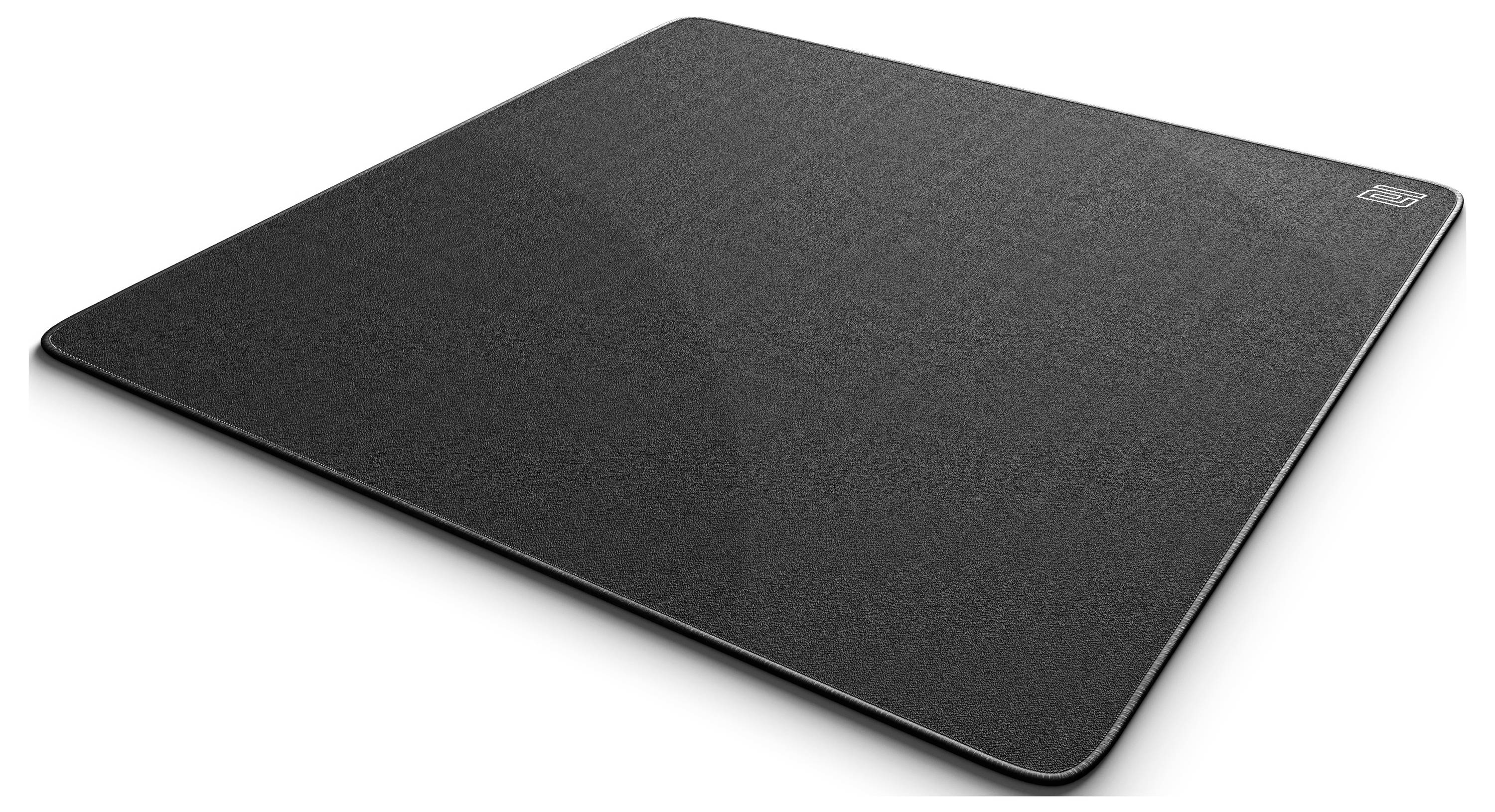 Schwarzer rechteckiger Laptop-Deckel oder Schutzabdeckung, schräg auf weißem Hintergrund dargestellt.