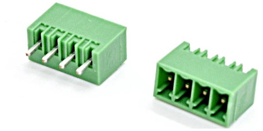 Zwei grüne 4-polige Leiterplattenklemmen, eine zeigt Metallstifte und eine zeigt Drahteinführungsöffnungen.