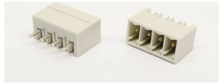 Zwei weiße rechteckige Elektrostecker, einer zeigt vier Metallstifte und der andere vier Buchsenöffnungen.