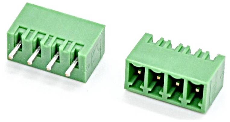 Zwei grüne 4-polige steckbare Klemmblockverbinder, eine Seite zeigt Metallstifte und die andere Seite zeigt Buchsenöffnungen.