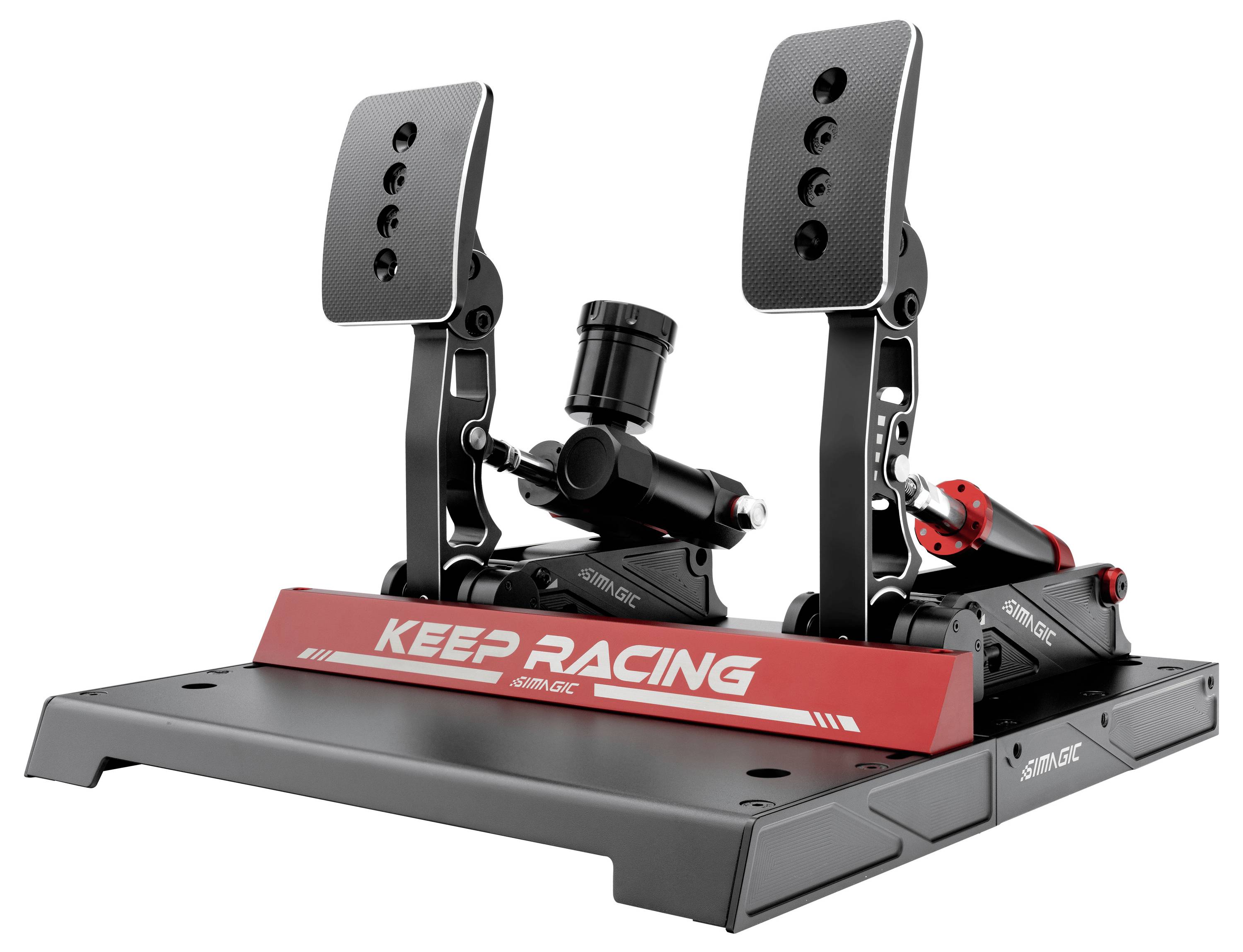 Ein Sim-Racing-Cockpit mit einer Racing-Lenkradbasis und zwei verstellbaren schwarzen Pedalsätzen auf einer schwarzen Plattform mit einem roten 