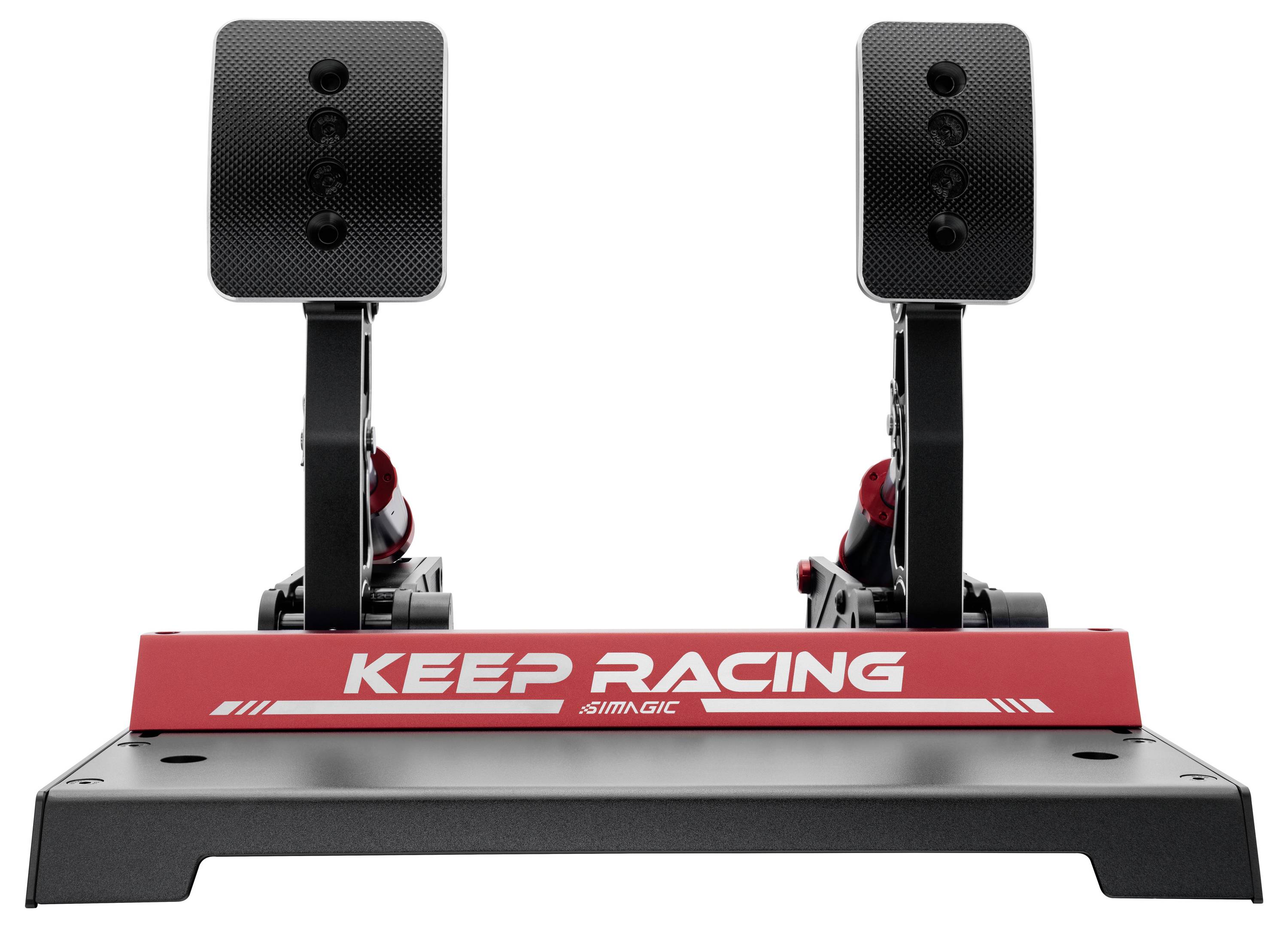 Vorderansicht eines Simagic-Rennwagen-Simulator-Pedalsets mit zwei verstellbaren schwarzen Pedalsäulen und einer roten Basis mit der Aufschrift „KEEP RACING