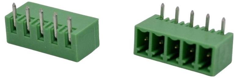 Zwei grüne steckbare Klemmblöcke mit Schraubenklemm-Drahtöffnungen und Metallstiften, von verschiedenen Seiten nebeneinander gezeigt.