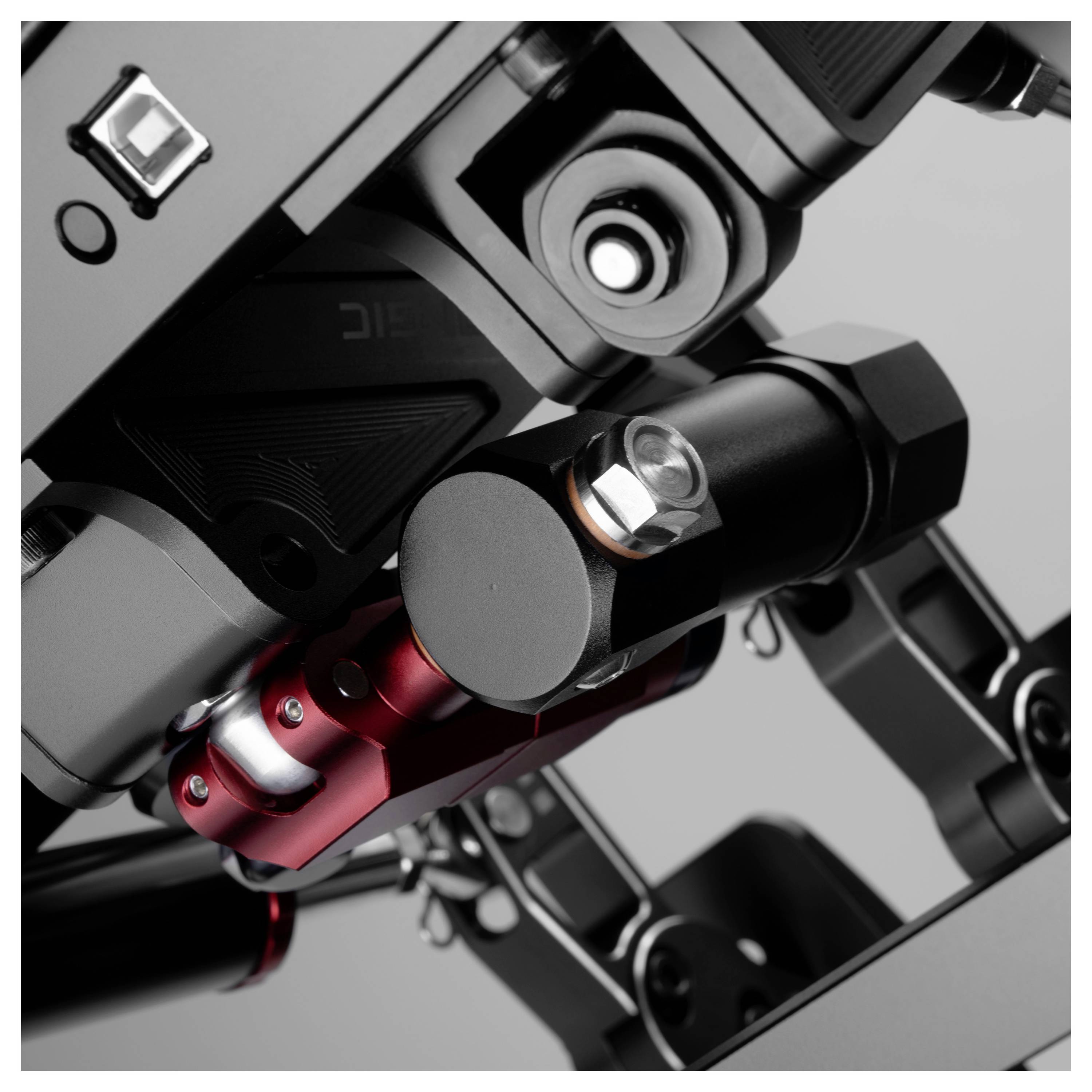 Nahaufnahme eines mechanischen Roboterarms oder einer Kamerastabilisierungsvorrichtung mit schwarzen, roten und silbernen Gelenken und Befestigungselementen auf grauem Hintergrund.