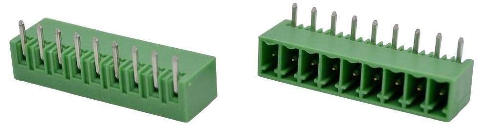 Zwei grüne rechteckige Stiftleisten-Steckverbinder, jeweils mit mehreren Metallstiften; einer von der Seite und einer von vorne gezeigt.