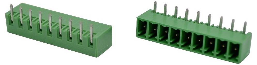 Zwei weiße Elektrosteckverbinder-Blöcke mit Schraubklemmen und Drahteingangsöffnungen, dargestellt auf einem einfachen Hintergrund.