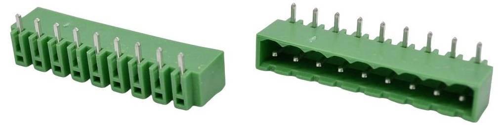 Zwei grüne rechteckige Elektroverbindungsblöcke mit mehreren Metallstiften, dargestellt in schrägen Vorder- und Rückansichten auf weißem Hintergrund.
