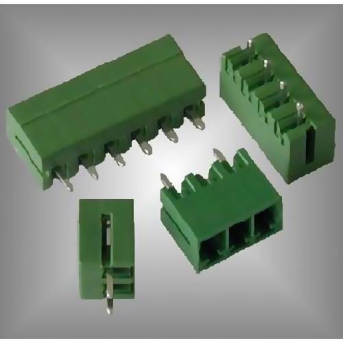 Grüne Leiterplatten-Schraubklemmenblöcke/Stecker, die aus mehreren Winkeln gezeigt werden, mit Metallstiften und Drahteingangsöffnungen.