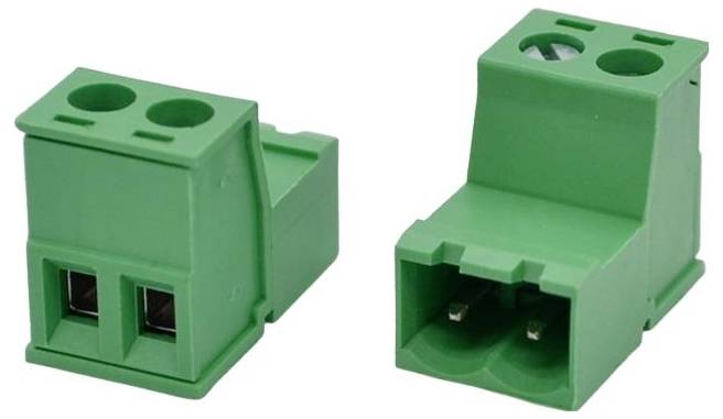 Zwei grüne zweipolige Steckerterminalblöcke in Vorder- und Rückansicht gezeigt.