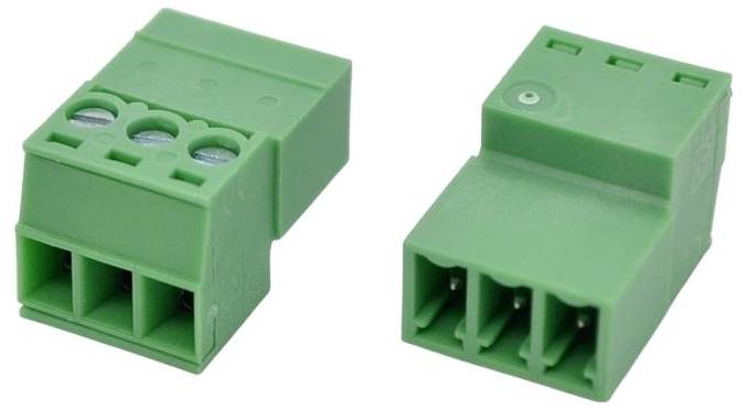 Zwei grüne 3-polige steckbare Klemmleisten von verschiedenen Winkeln auf weißem Hintergrund gezeigt.