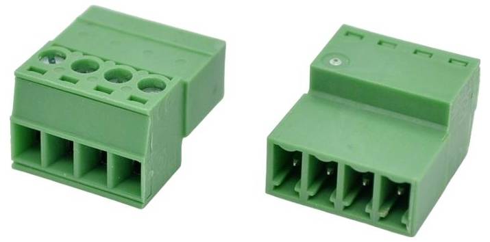 Zwei grüne rechteckige Elektrosteckverbinder nebeneinander dargestellt, jeweils mit mehreren Steckplätzen und Schraubklemmen.
