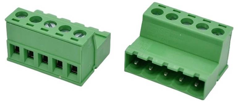 Zwei grüne Schraubklemmen-Steckverbinder, jeweils mit fünf Öffnungen für Drähte, von verschiedenen Winkeln auf weißem Hintergrund abgebildet.
