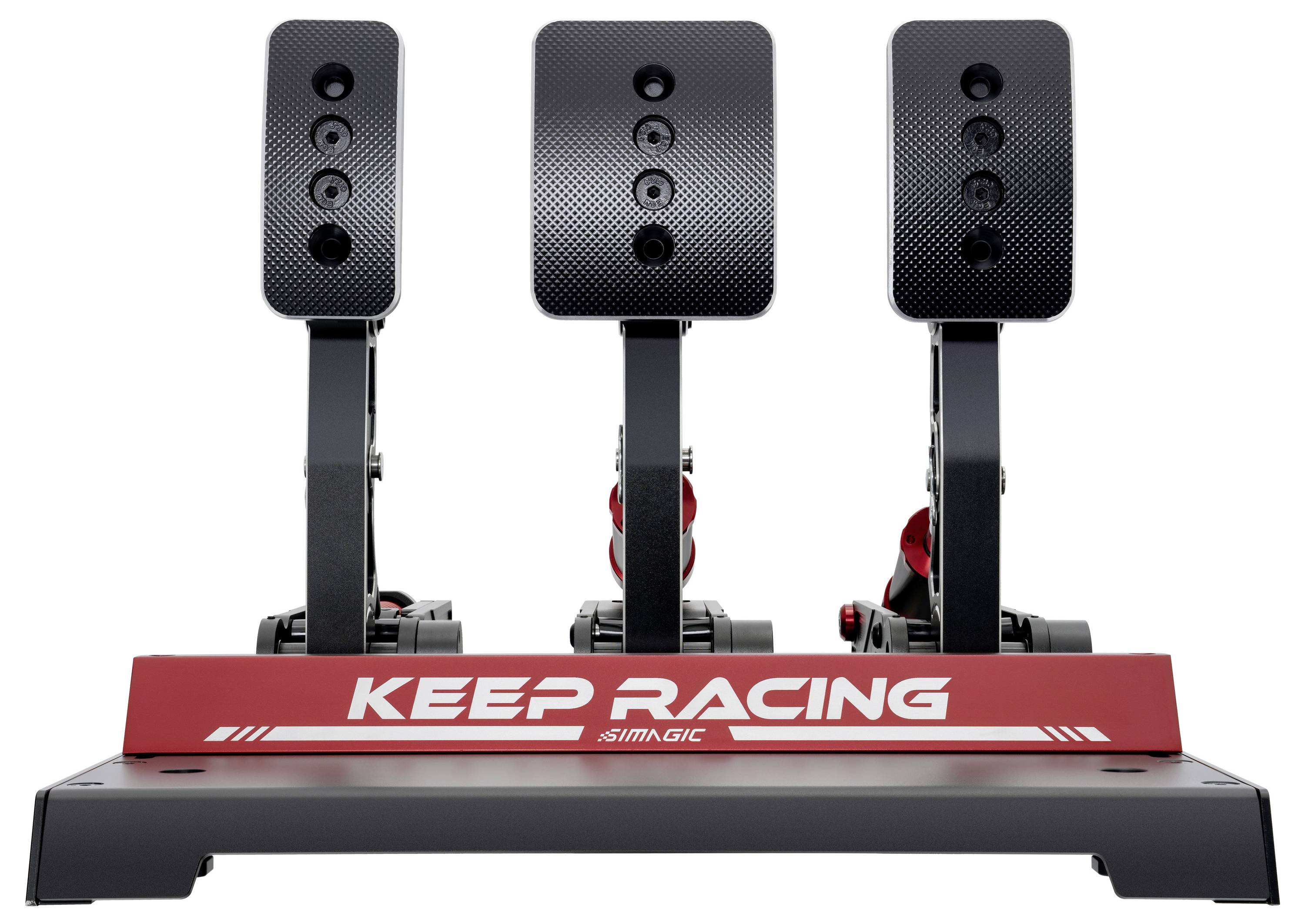 Drei Rennsimulatoren-Pedaleinheiten auf einer roten Basis mit der Aufschrift „KEEP RACING