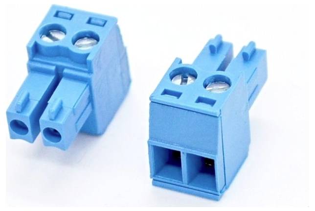 Zwei Ansichten eines grünen zweipoligen Electrical-Connector-Blocks, die seine vorderen Steckeröffnungen und die hinteren Metallsteckerstifte zeigen.
