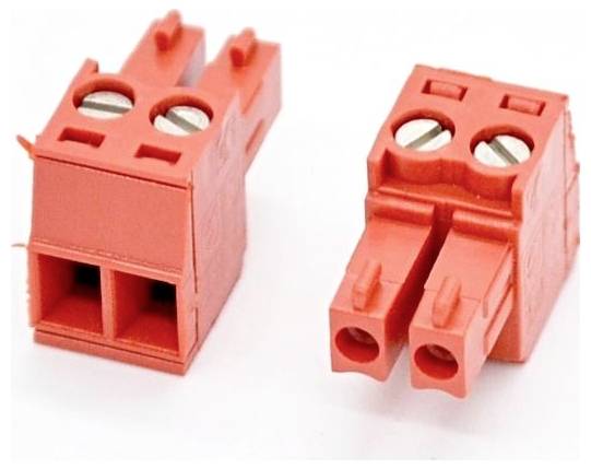 Zwei rote zweipolige elektrische Steckverbindungen auf weißem Hintergrund, nebeneinander angeordnet.