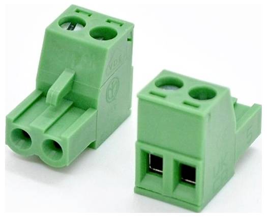 Zwei grüne zweipolige Elektroklemmenblock-Steckverbinder auf weißem Hintergrund dargestellt.