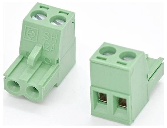 Zwei grüne zweipolige Schraubklemmblöcke für Drahtverbindungen, dargestellt von vorne und schräger Seitenansicht auf weißem Hintergrund.