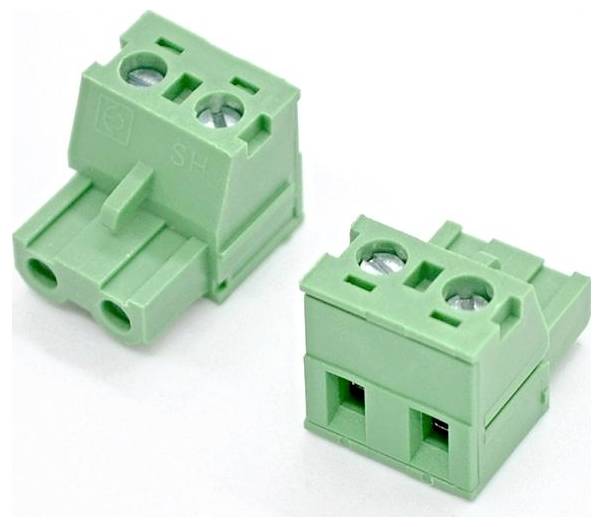 Zwei grüne zweipolige Schraubklemmen-Steckverbinder auf weißem Hintergrund.