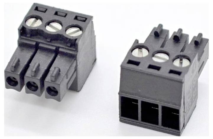 Zwei schwarze dreipolige PCB-Anschlussblöcke, die aus verschiedenen Winkeln auf weißem Hintergrund gezeigt werden.