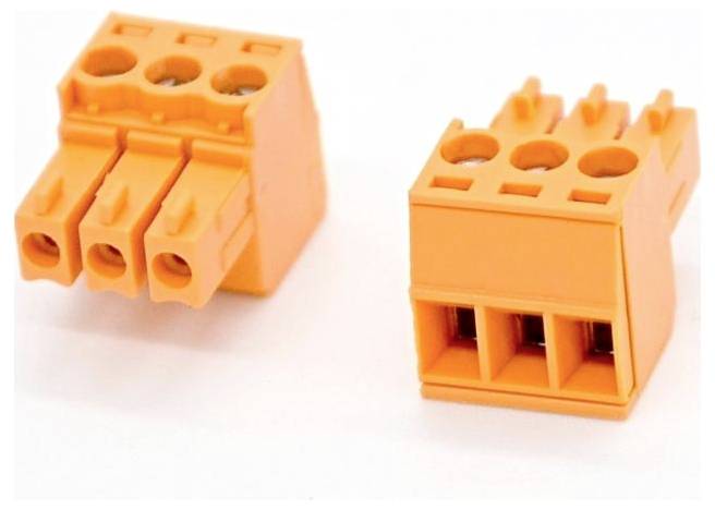 Zwei orangefarbene 3-polige Elektro-Klemmleistenverbinder auf weißem Hintergrund gezeigt, einer angewinkelt, um die Drahteingangsseite zu zeigen, und einer die Steckseite.