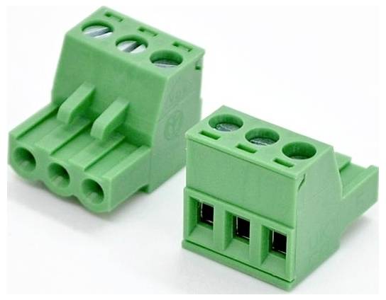 Zwei grüne 3-polige Schraubklemmenblöcke zum Anschluss von Drähten auf weißem Hintergrund.