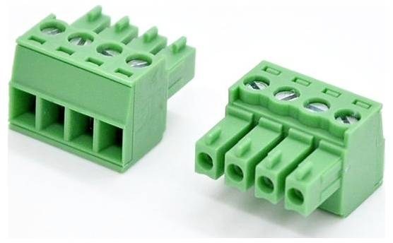 Zwei grüne steckbare Drahtverbindungsblöcke mit Schraubklemmen, gezeigt auf weißem Hintergrund.